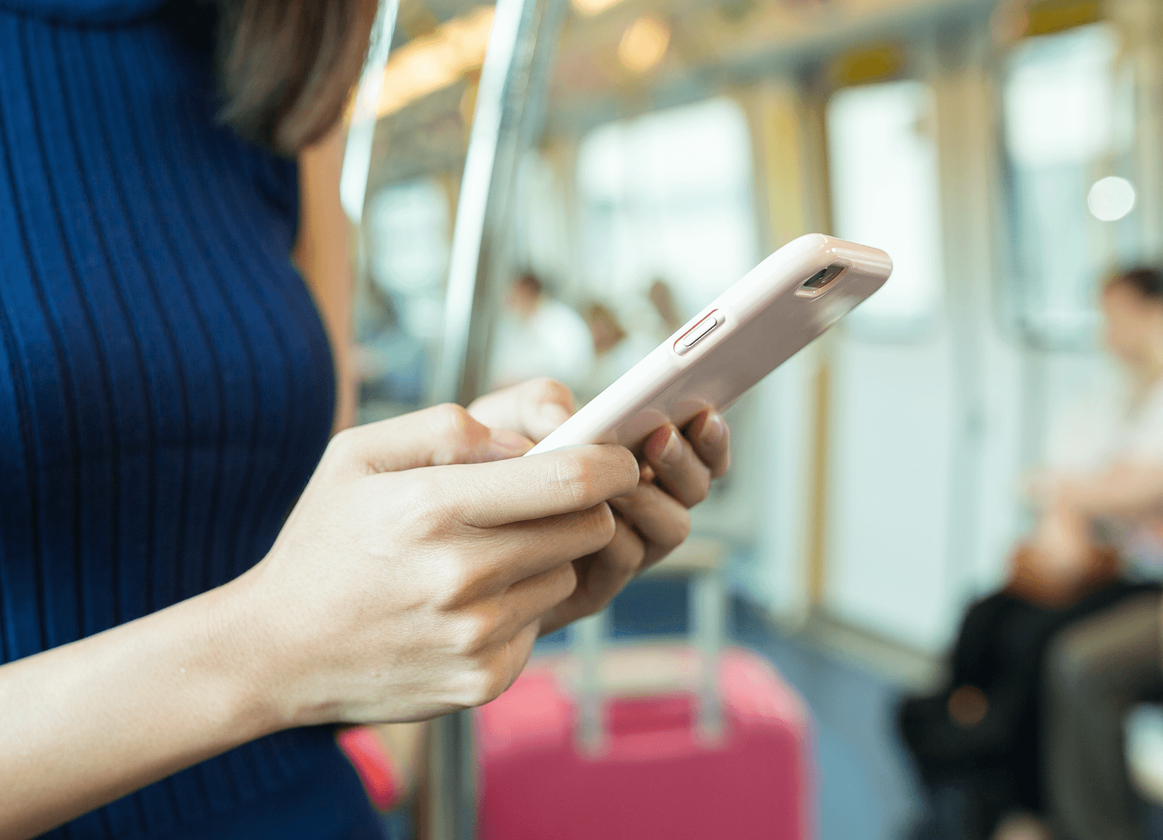 電車の中で携帯を使う女性